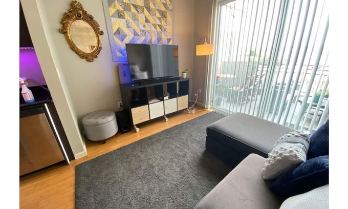 Palms Apartamento | Luxury pent house Loft downtown Culver City. by Cozy Suites