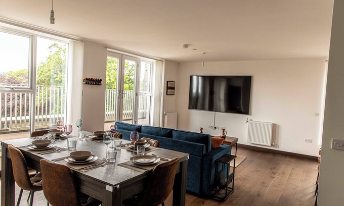 Maidstone Apartamento | Luxury Penthouse 3 bedroom apartment with parking, 85inc TV and pool table