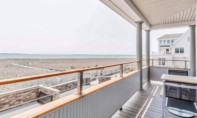 Pine Point Condominio | Luxury Penthouse Condo only steps away from Pine Point Beach