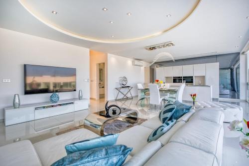 Tal-Ghoqod Apartamento | Luxury Penthouse in Swieqi with In and Outdoor Pool