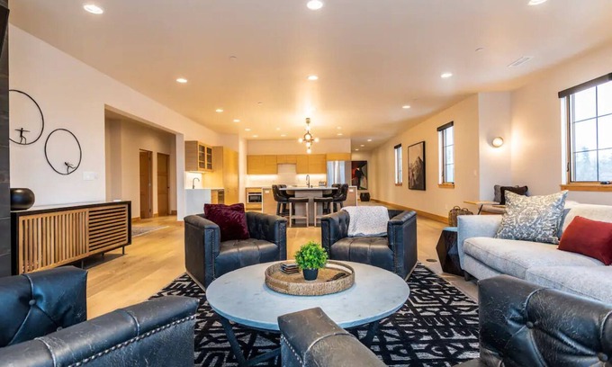 Whitefish Condominio | LUXURY Penthouse w/hot tub overlooking Whitefish, close to Glacier. 3/3.5bath