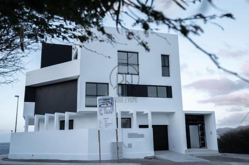 Mindelo Apartamento | Luxury Penthouse with Private Pool, Ocean, City & Mountain view 6 Pers 2 BR