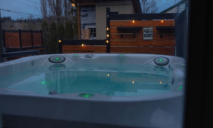 Prince George Casa | Luxury pet friendly estate w/ hot tub and heated pool in the heart of the city