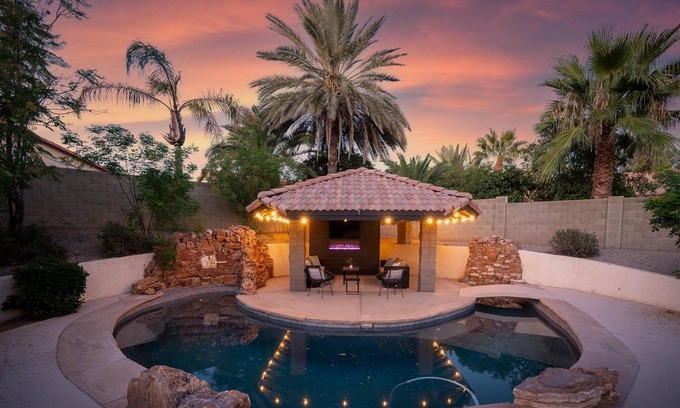 Arabian Crest Casa | Luxury Pet Friendly Home: Sport Court, Pool & Hot Tub, Putting Green, Fire Pit