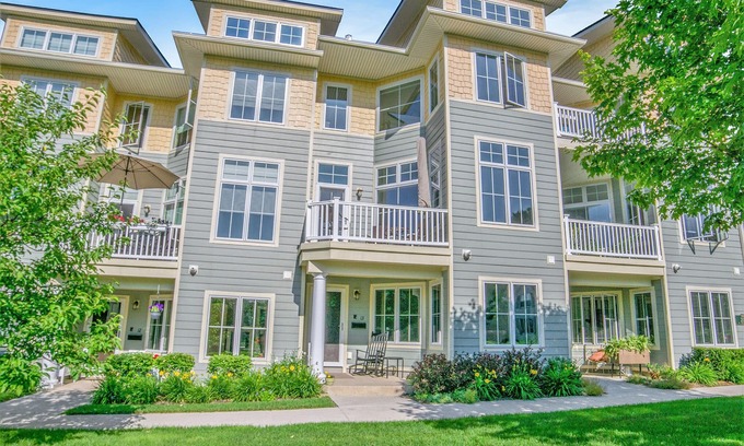 Petoskey Condominio | Condominio de lujo Petoskey con impresionantes vistas de Little Traverse Bay