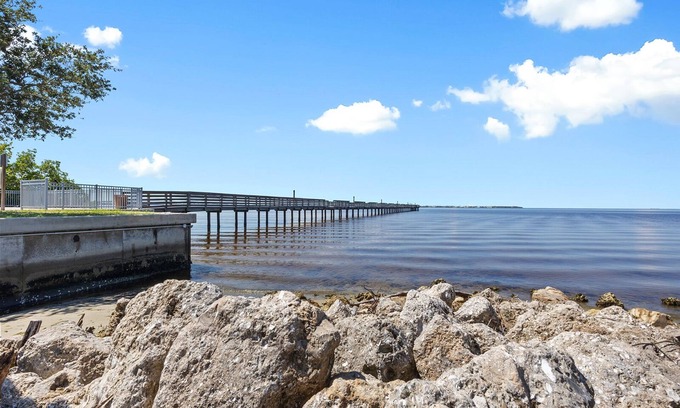 Charlotte Harbor Apartamento | Luxury Place - 23017, one block away from Bayshore Park. 3/4 ml of Punta Gorda.