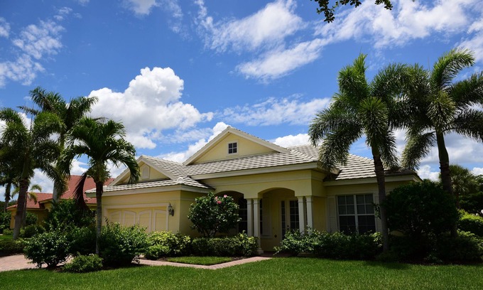 Fort Myers Casa | Casa con piscina de lujo con vista al lago en el porche. Golf Disponible