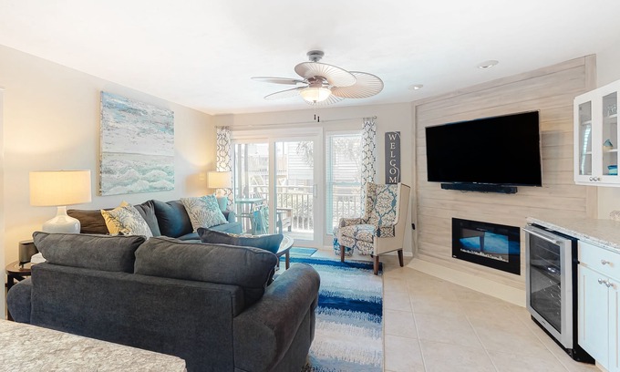 East End Casa | Luxury poolside townhouse with deck, balcony, washer/dryer, on-site pool, grill