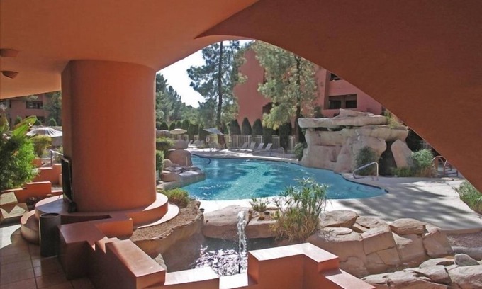 Paradise Valley Village Condominio | Junto a la piscina de lujo Condo Amueblado Elegantemente un hogar lejos del hogar