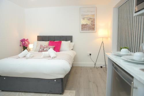 Luton Casa | Luxury Private Ensuite and Kitchenette Room Near Luton Airport 4 Min Drive