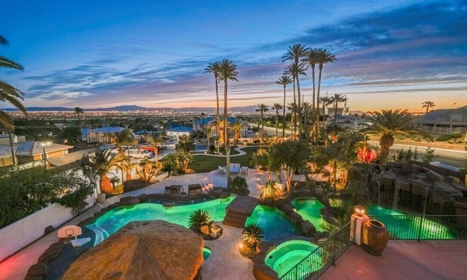 Sunrise Manor Casa | Luxury Private Resort-Style Home with Pickleball & Basketball Court & Lazy River