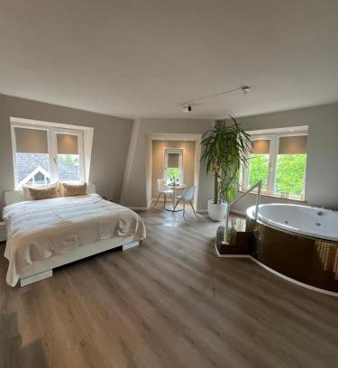 Bodegraven Apartamento | Luxury Private Spa with golden bath, cinema and sauna