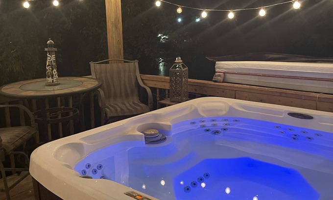 Mount Vernon Casa | Luxury private suite hot tub & game room w/ full kit, King Bed
