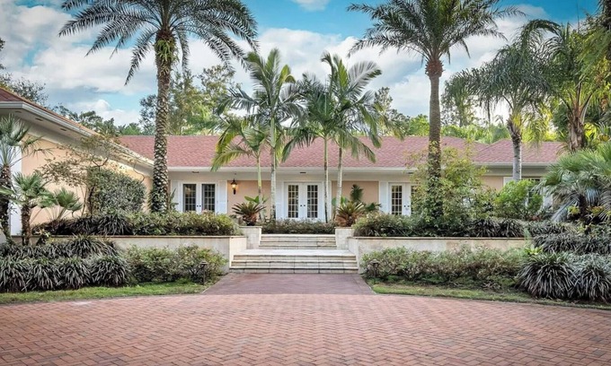 Lake Wales Casa | Luxury Private Tropical Florida Home - Close to Disney / Universal / Legoland