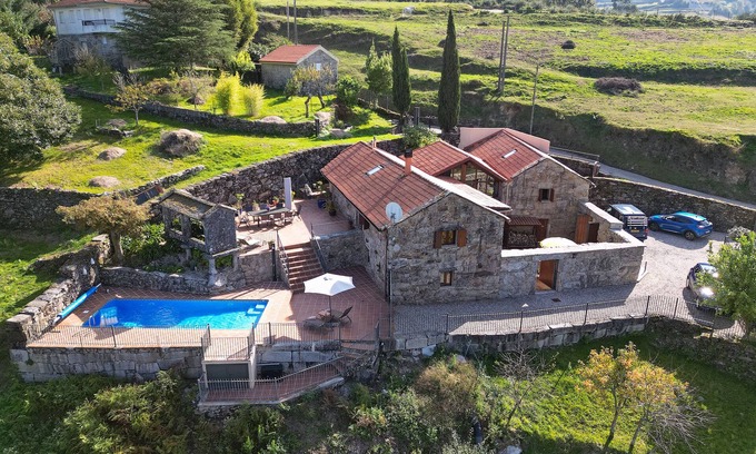 Covelo Villa | Impresionante villa con piscina en una aldea rural en las colinas de Vigo