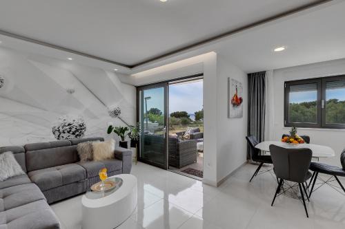 Promajna Apartamento | Luxury Promajna Beach Apartment
