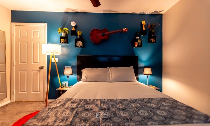 Silverado Ranch Cama Y Desayuno | LUXURY QUEEN SUITE , MINUTES TO AIRPORT,STRIP AND FREEWAY