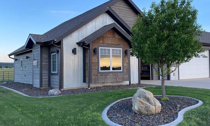 Colonial Pine Hills Otro | Luxury Ranch Stay - Horse and Cattle