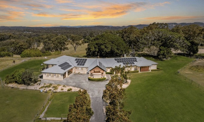 Thornlands Casa | Luxury Range Stay: 6 bedroom 4 bathroom
