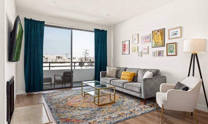 Sawtelle Condominio | Luxury Redefined: 2BR Gem in Los Angeles