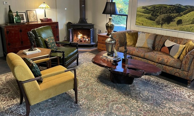 Freestone Casa | Luxury Redwood House w/ Hot Tub - walk to Cheese Shop, Spa & Bakery