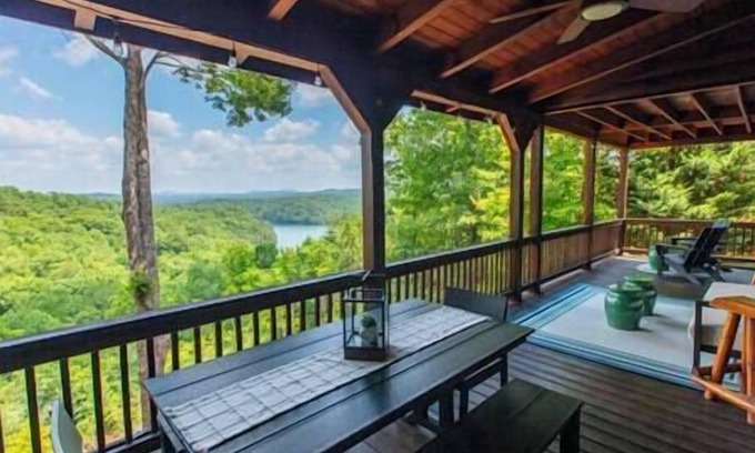 Necowa Cove Casa | Luxury Renovated | Lake & Mountain Views | Hot Tub