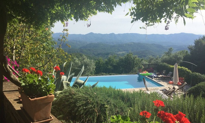 Arlia Villa | Villa de vacaciones de lujo con piscina y vistas panorámicas