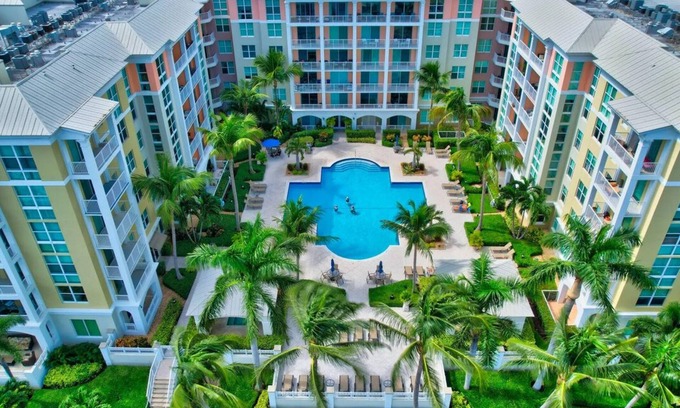 East Ocean Ave Condominio | Luxury - Resort style condo on intracoastal marina, 5 min from the beach!