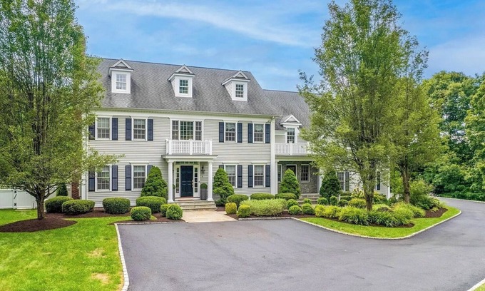 Ridgefield Casa | Luxury Retreat-5BR plus 3rd floor that sleeps 12 adults; 1 mile to town center