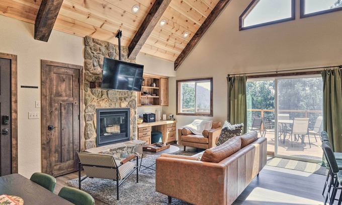 Mi-Wuk Village Cabina | Luxury Retreat: Custom Mi-Wuk Village Cabin!