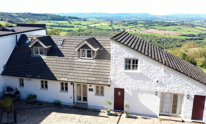 Chepstow Casa | Luxury Retreat: Dorlands House, Sleeps 16 - Hot Tub included in a Scenic Setting