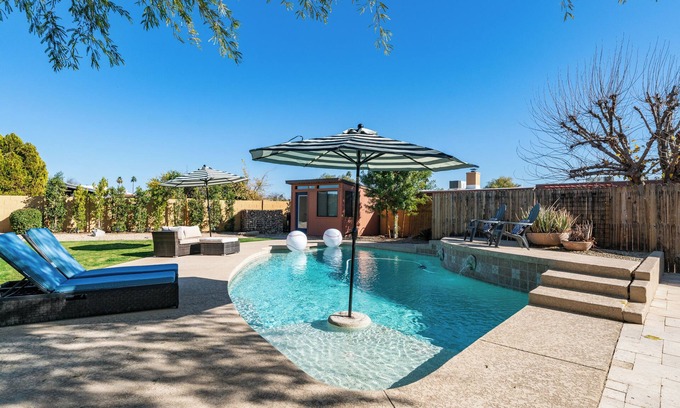 Dobson Ranch Casa | Luxury Retreat!! Heated Pool, Hot tub, grill and close to Everything!