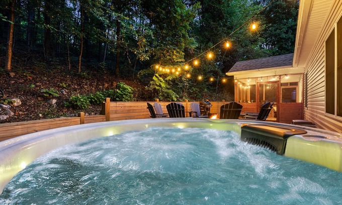 McGaheysville Casa | Luxury Retreat~Hot Tub~Sauna~Game Rm~2 King Suites~Toys~Flower on the Mountain