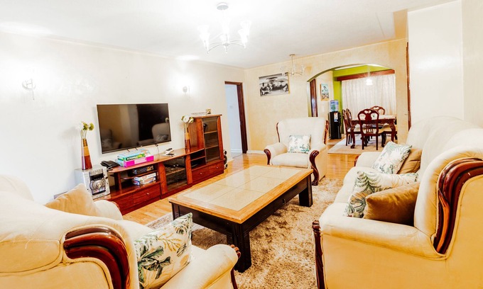 Nairobi Upper Hill Apartamento | Luxury Retreat in Nairobi's Upperhill: Parking, Security, Modern Design!