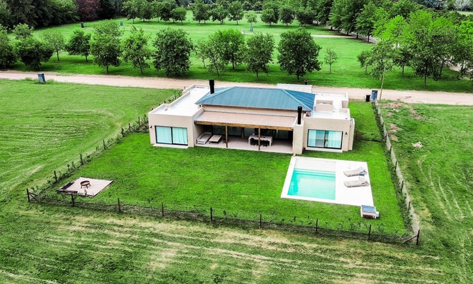 General Rodríguez Chalet De Esquí | Retiro de lujo: Casa moderna con jardín y piscina
