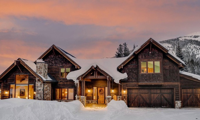 Blue River Casa | Luxury Retreat w/Mountain Views + Hot Tub + Ski Shuttle - Royal Retreat