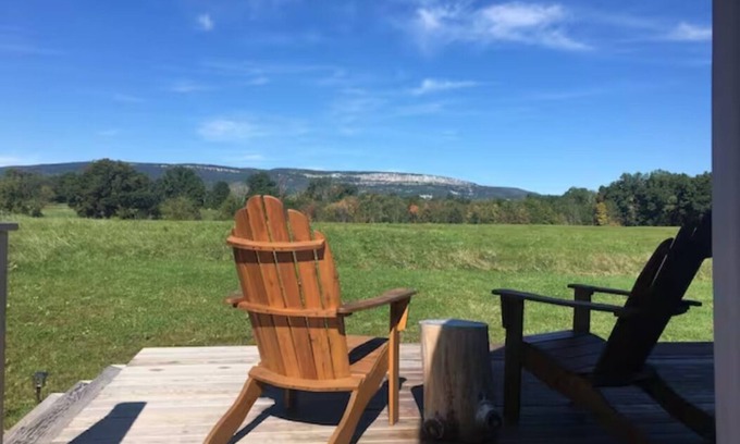 Gardiner Cabina | Luxury retreat w/ private deck, garden, firepit on organic farm