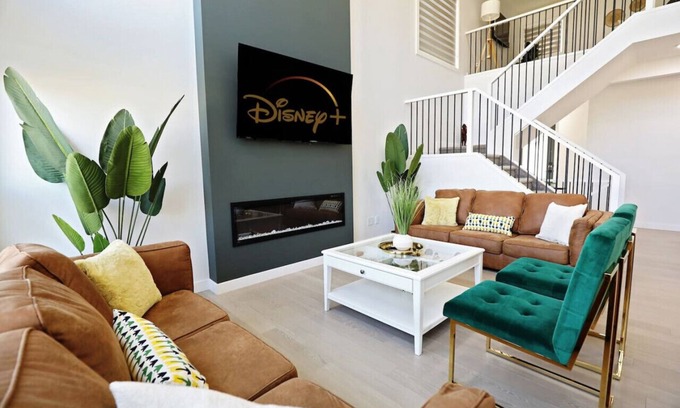 Southwest Edmonton Casa | Luxury Retreat With A/C|Fireplace|Garage|Disney+