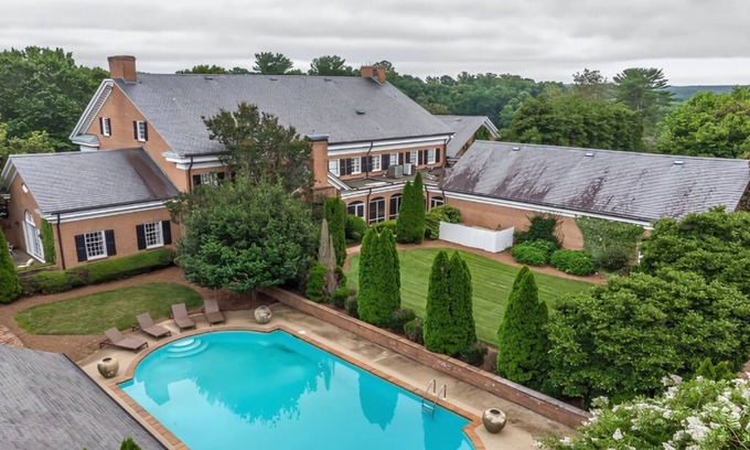 Newton Casa | Luxury Retreat with Pool & Hot Tubs – Perfect Getaway!