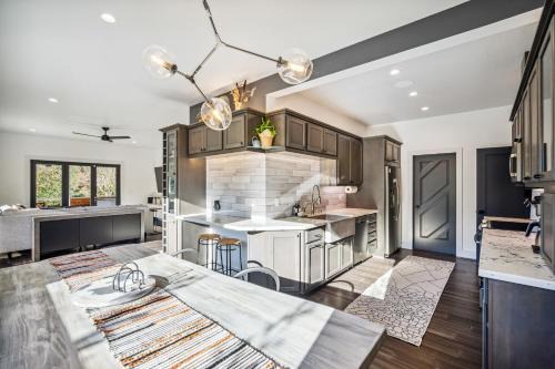 Monte Rio Casa | Luxury River Home - Pets Stay Free