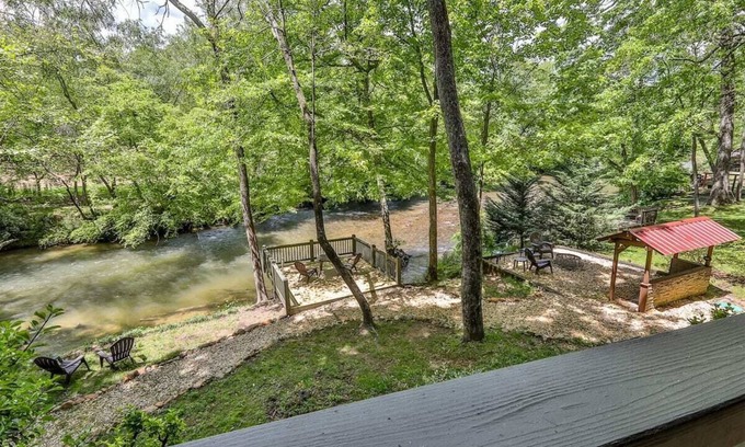 Ellijay Cabina | Luxury River Oasis -3 Master Suites - 3 Fireplaces Hot Tub! 195/Night