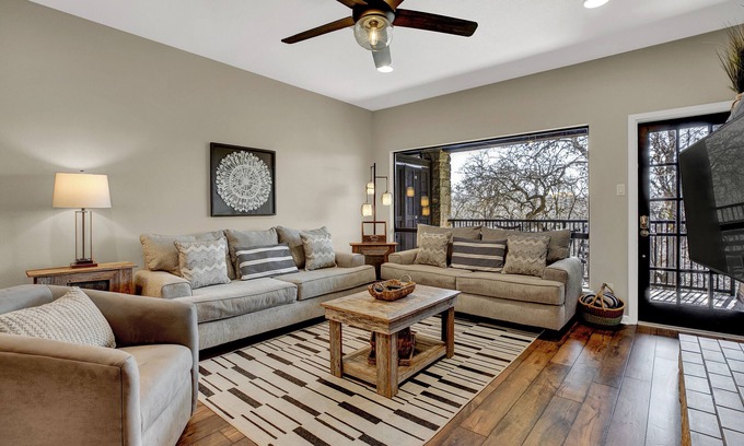 New Braunfels Condominio | Luxury Riverfront Condo 1 BLK to Schlitterbahn!