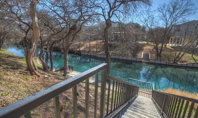 New Braunfels Condominio | Luxury Riverfront Condo 1 BLK to Schlitterbahn!