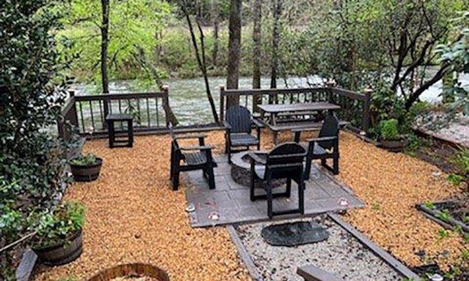 East Ellijay Apartamento | Luxury Riverfront Getaway with Fire Pit and Private Deck