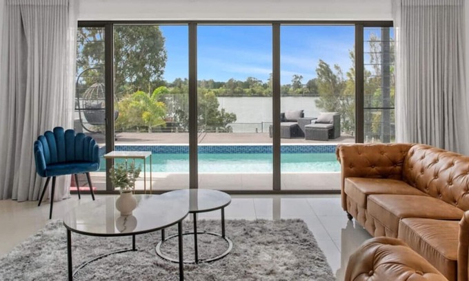 Helensvale Casa | Luxury Riverfront Holiday Villa! Newly Furnished!