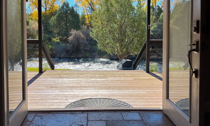 Hatch Cabina | LUXURY RIVERFRONT RETREAT: PET FRIENDLY: BRYCE / ZION, RAFTING, FISHING, HIKING