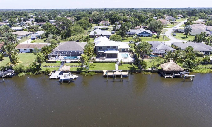 Port Saint Lucie Casa | Luxury Riverfront Home Pool Dock 20 Min To beach 15 Min to Mets Stadium Pets OK