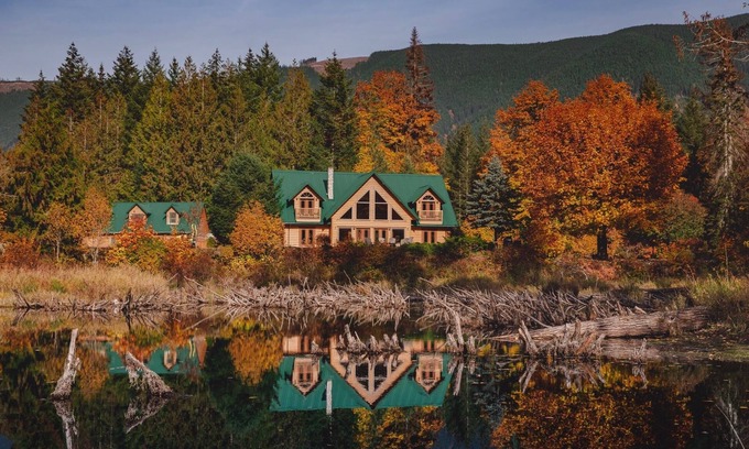 Lake Cowichan Cabina | Luxury Riverside Lodge Sleeps 10 - 4 ensuite bedrooms