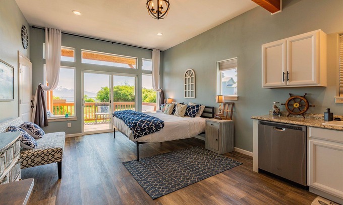 Nikolaevsk Apartamento | Luxury Romantic Couple's Getaway Overlooking Kachemak Bay