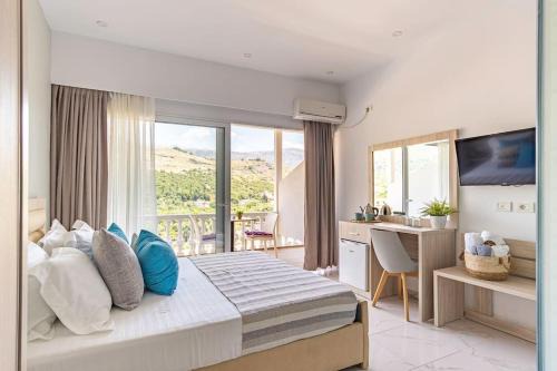 Himare Apartamento | Luxury Room 2 - Vila Goro w Pool, Parking and more